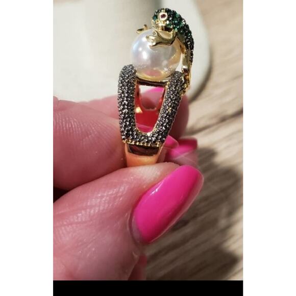 NIB Sz 6 Ring CZ Crystal Stone and Pearl Frog in Gold Casement Ring - Picture 7 of 7